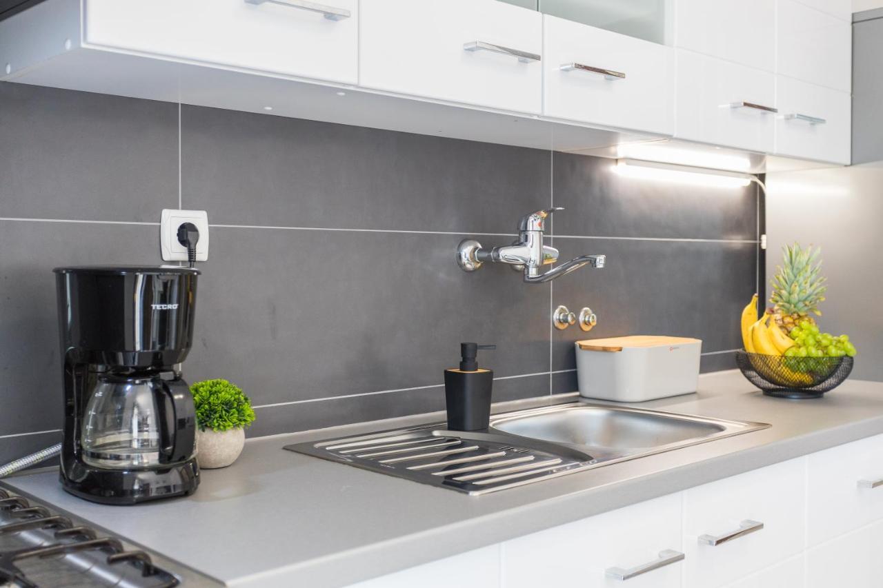 Laveruda Apartment With Balcony And Free Parking Pula Exteriör bild