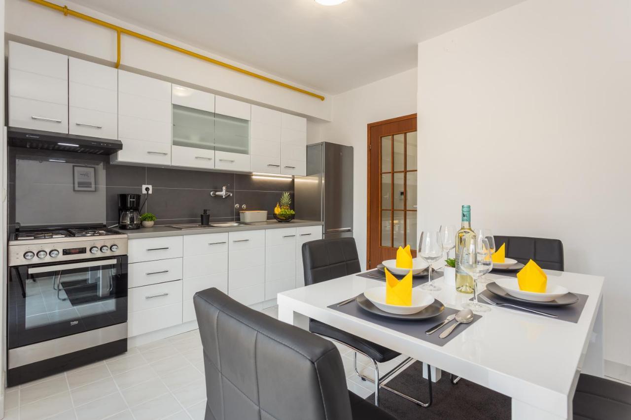 Laveruda Apartment With Balcony And Free Parking Pula Exteriör bild