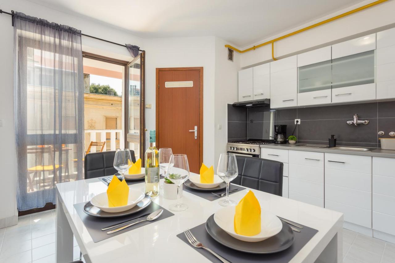 Laveruda Apartment With Balcony And Free Parking Pula Exteriör bild