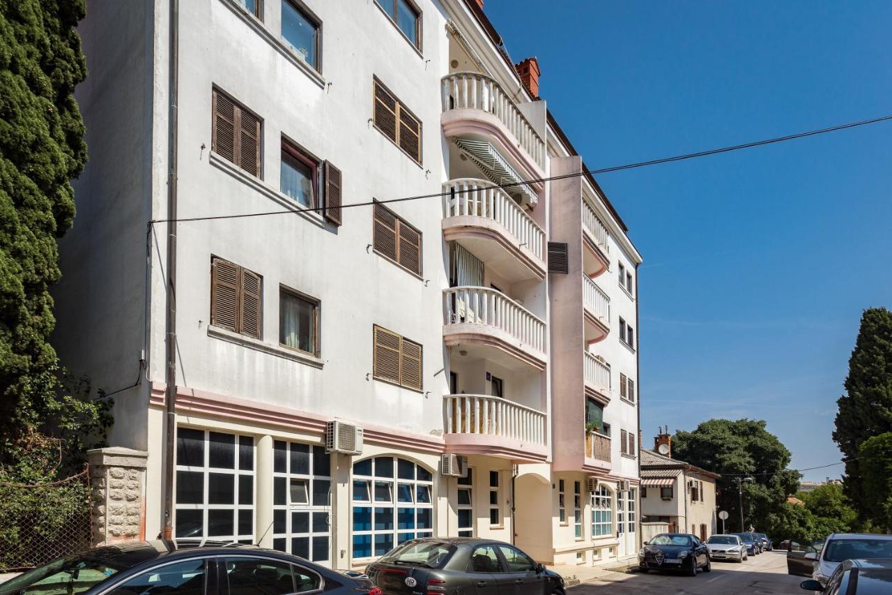 Laveruda Apartment With Balcony And Free Parking Pula Exteriör bild